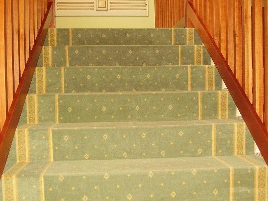 wykładzina dywanowa na schodach